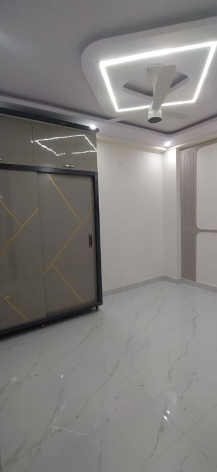 Room, vipin garden 3 Bedroom 100 Sq.Yd. Builder Floor In Vipin Garden Delhi 9947919