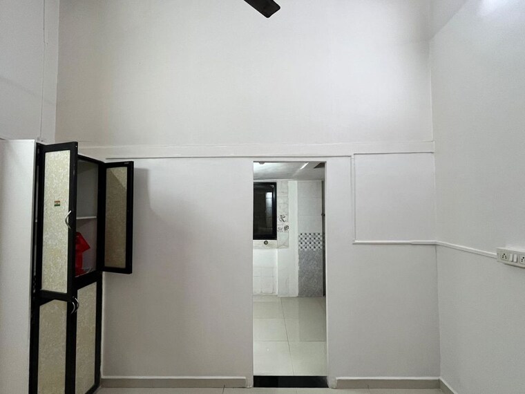 Room, jayanti-apartment Commercial Office Space 220 Sq.Ft. In Mulund West Mumbai 9947858