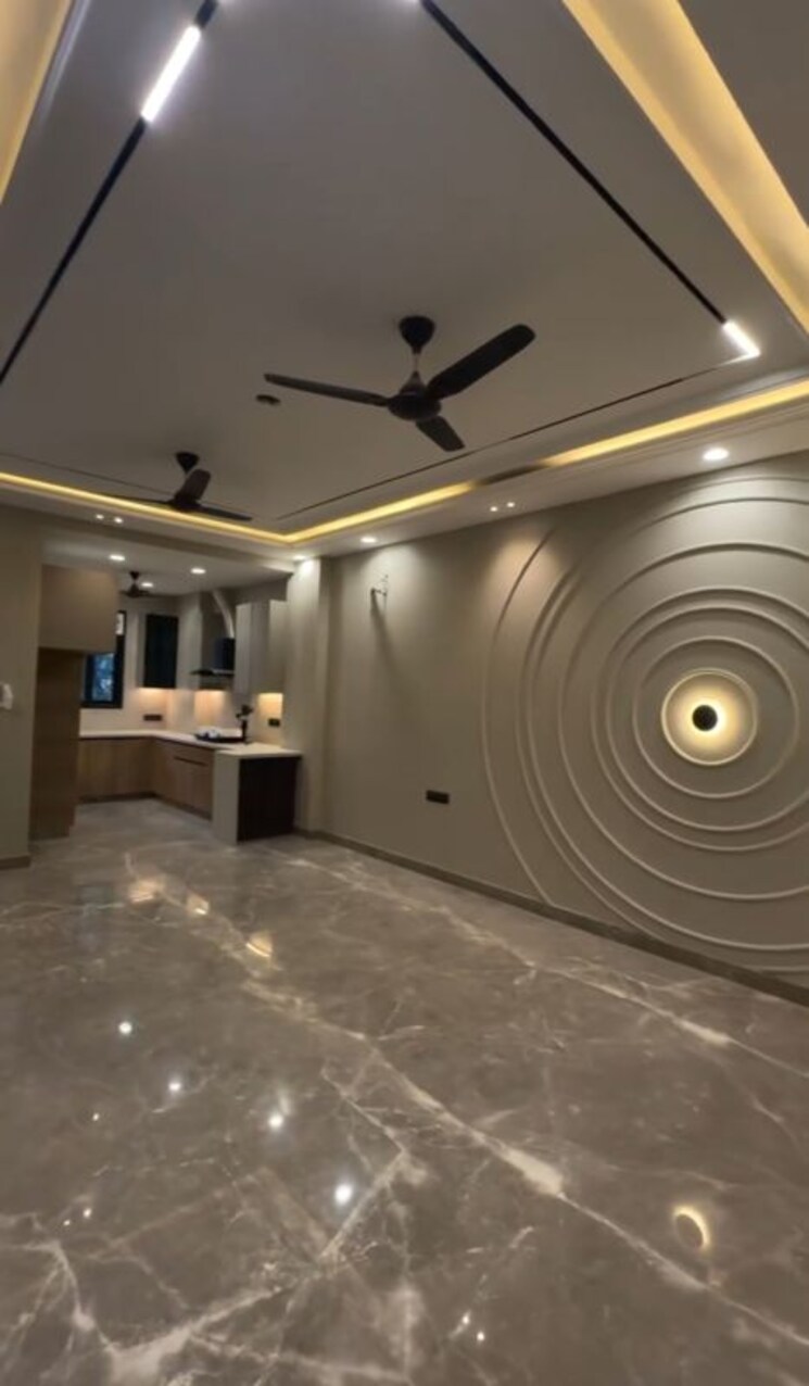  Parking, paschim vihar 3 Bedroom 150 Sq.Yd. Builder Floor In Paschim Vihar Delhi 9938978