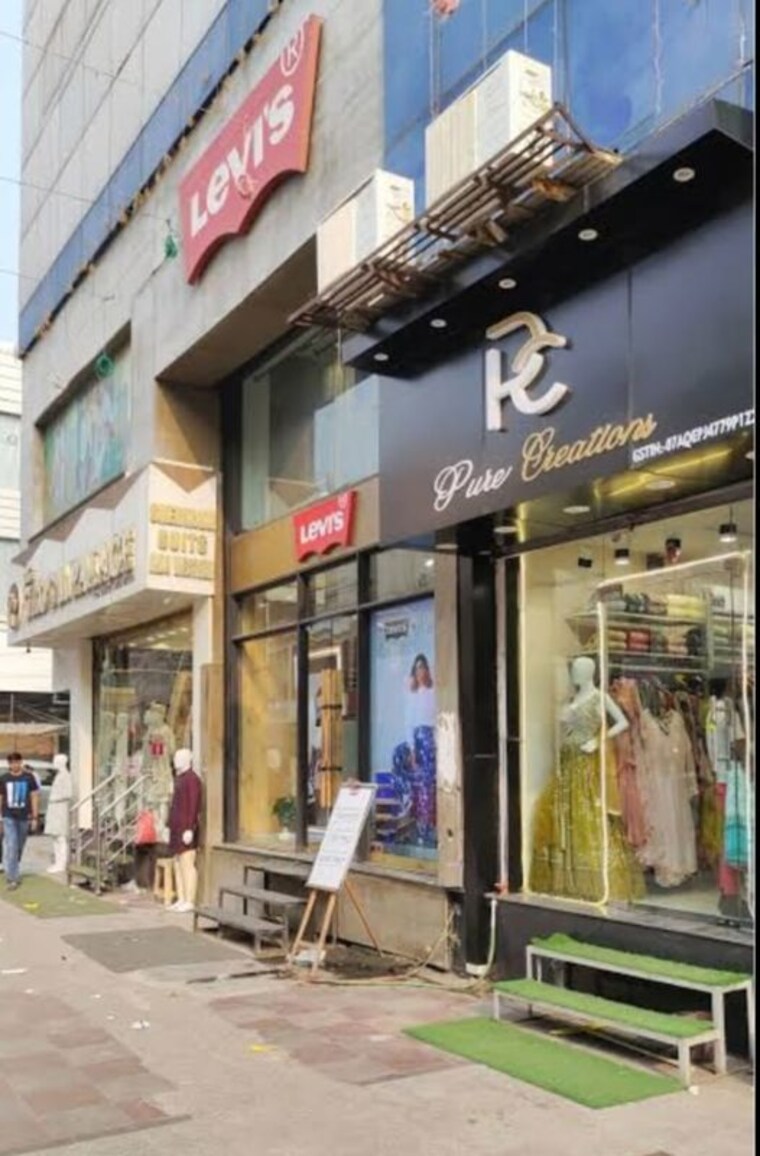 Exterior View, karol bagh Commercial Shop 1100 Sq.Ft. In Karol Bagh Delhi 9947948