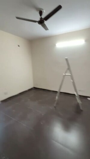 Room in 2.5 BHK Builder Floor at Wave Prime Floors, Wave City – for Rent