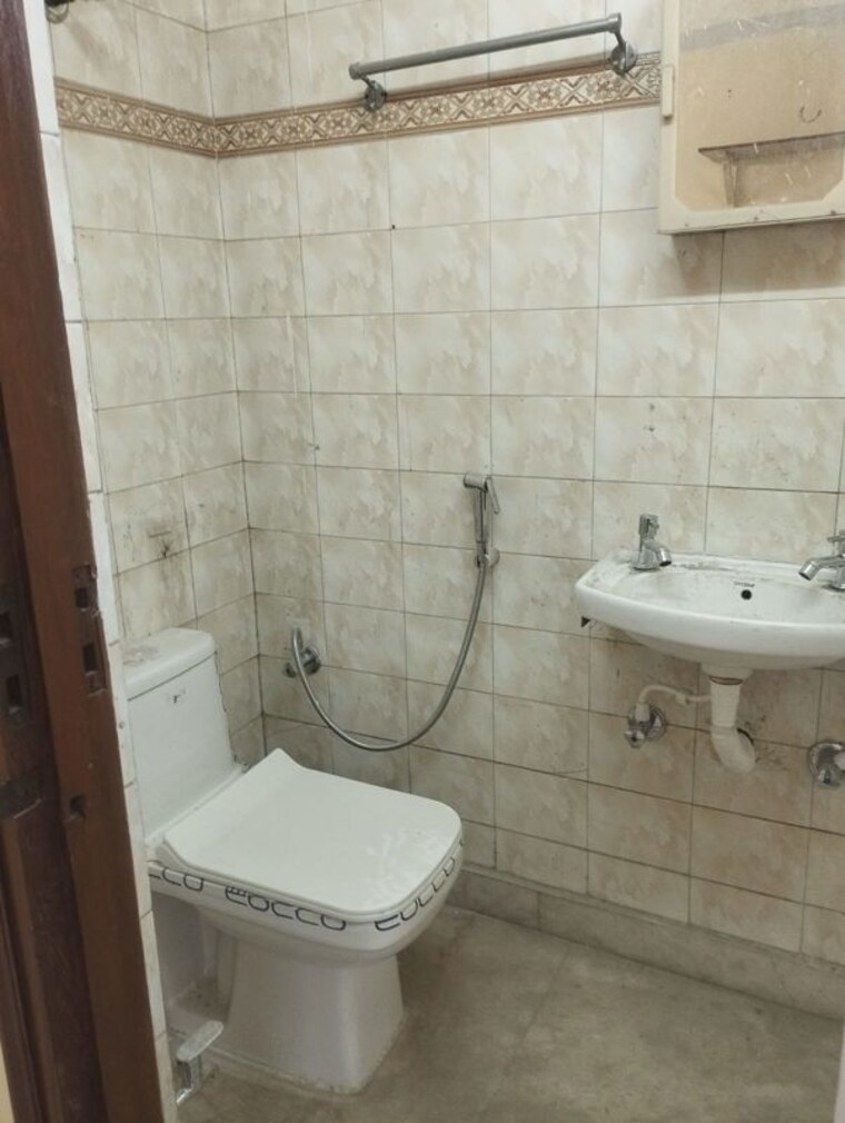 Bathroom, lajpat nagar i 2 Bedroom 1000 Sq.Ft. Builder Floor In Lajpat Nagar I Delhi 9948055
