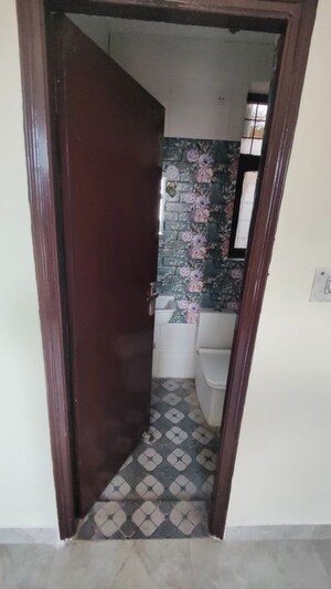 Building Lobby in 2 BHK Builder Floor at Green Fields Colony – for Rent