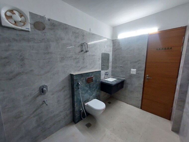 Team Area, sector swarn nagri 2 Bedroom 250 Sq.Mt. Builder Floor In Sector Swarn Nagri Greater Noida 9948165