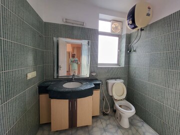 Attached Bathroom in 3.5 BHK Apartment at Unitech Uniworld Gardens, Sector 47 – for Rent