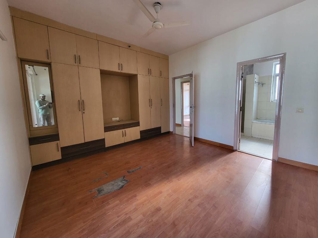 3.5 BHK + Servant Room Apartment For Rent in Unitech Uniworld Gardens