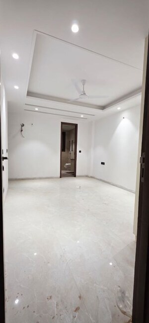 Room in 3 BHK Builder Floor at Saket – for Rent
