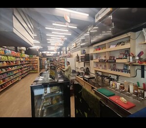  Shop For Rent in Geeta Colony