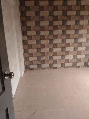 Room in 2 BHK Builder Floor at Sector 52 – for Rent