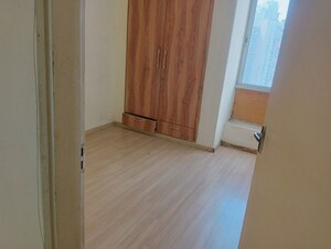 Room in 3.5 BHK Apartment at Unitech Escape, Sector 50 – for Rent