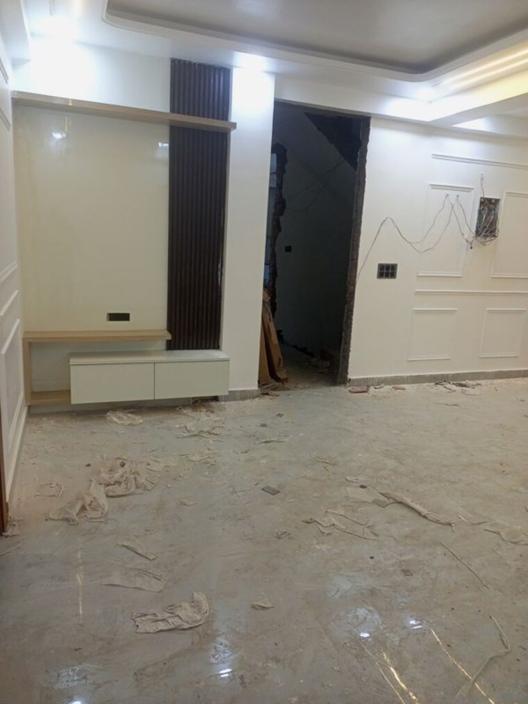 Room, sector 73 3 Bedroom 1350 Sq.Ft. Builder Floor In Sector 73 Noida 9948656