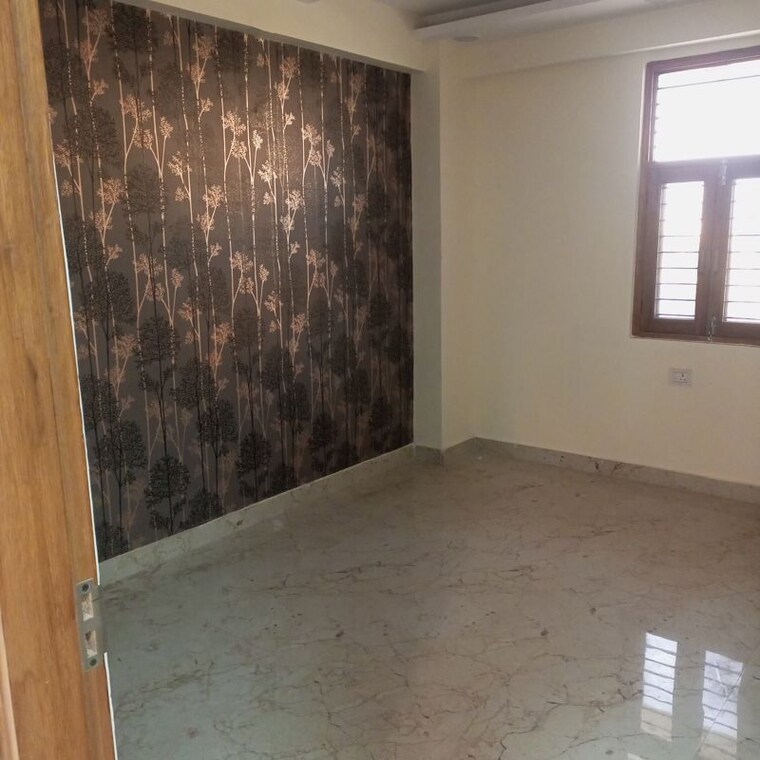 Room, sector 73 3 Bedroom 1350 Sq.Ft. Builder Floor In Sector 73 Noida 9948656
