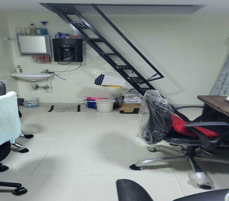 Team Area, dadar east Commercial Office Space 300 Sq.Ft. In Dadar East Mumbai 9948778