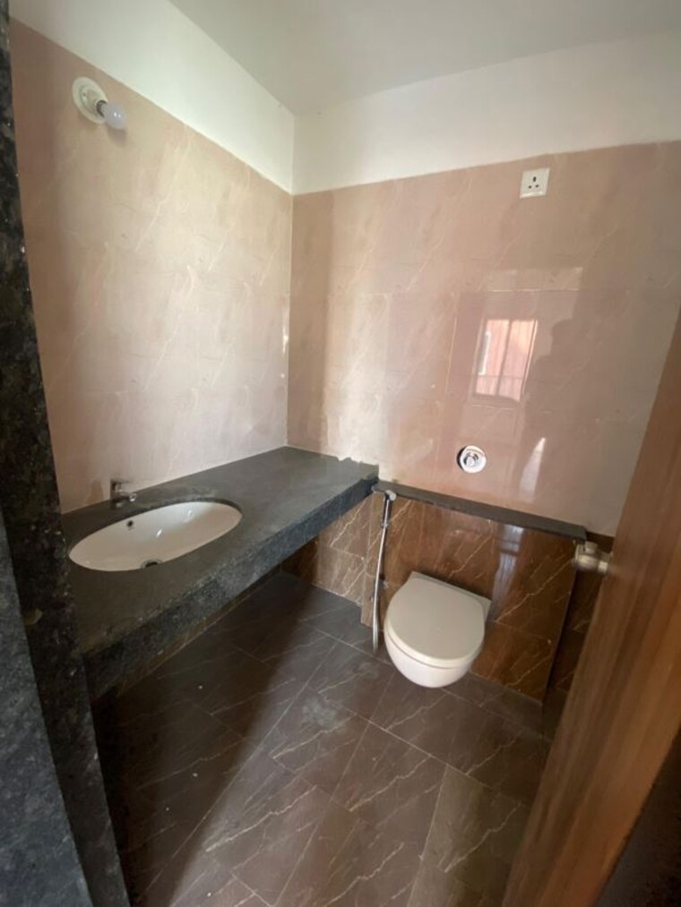 Bathroom, atul-western-hills-phase-2 2.5 Bedroom 910 Sq.Ft. Apartment In Baner Pune 9948758