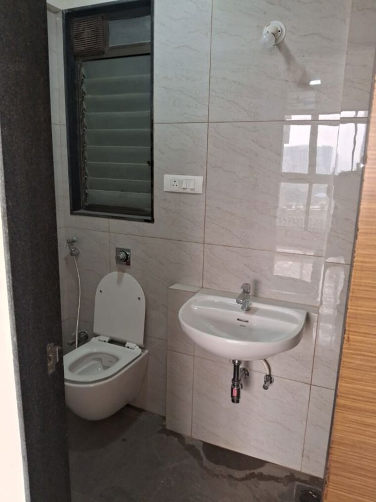 Bathroom, chandak-34-park-estate 2 Bedroom 617 Sq.Ft. Apartment In Goregaon West Mumbai 9949604