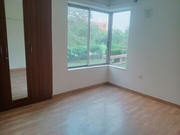 Room in 3.5 BHK Apartment at Vipul Belmonte, Sector 53 – for Rent