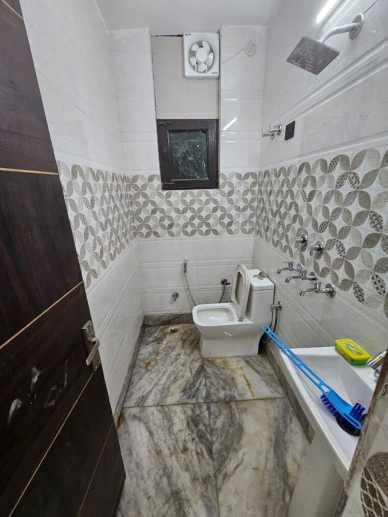Bathroom, green fields colony 3 Bedroom 200 Sq.Yd. Builder Floor In Green Fields Colony Faridabad 9949857