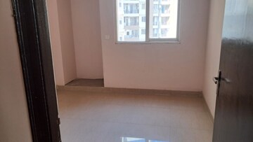 Room in 3 BHK Apartment at Amrapali Golf Homes, Sector 4 Greater Noida – for Sale