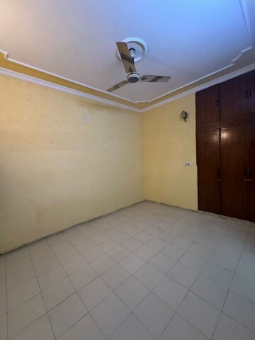 Room in 4 BHK Apartment at Saket – for Rent