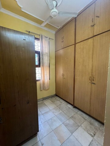 Room in 4 BHK Apartment at Saket – for Rent