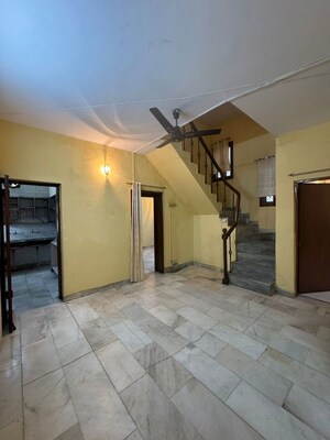 Room in 4 BHK Apartment at Saket – for Rent