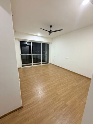 Room in 2 BHK Apartment at Indiabulls One Indiabulls, Pokhran Road No Two – for Rent