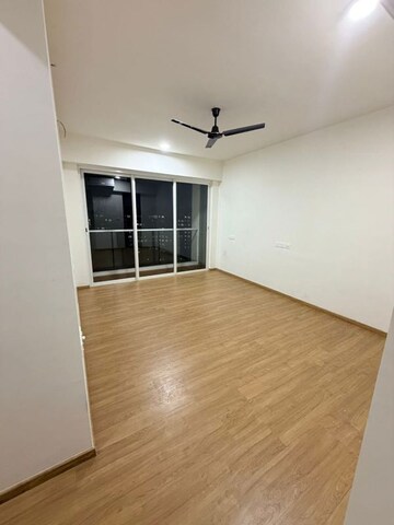 Room in 2 BHK Apartment at Indiabulls One Indiabulls, Pokhran Road No Two – for Rent