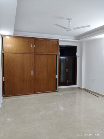 Room in 3 BHK Apartment at Vasant Kunj – for Rent