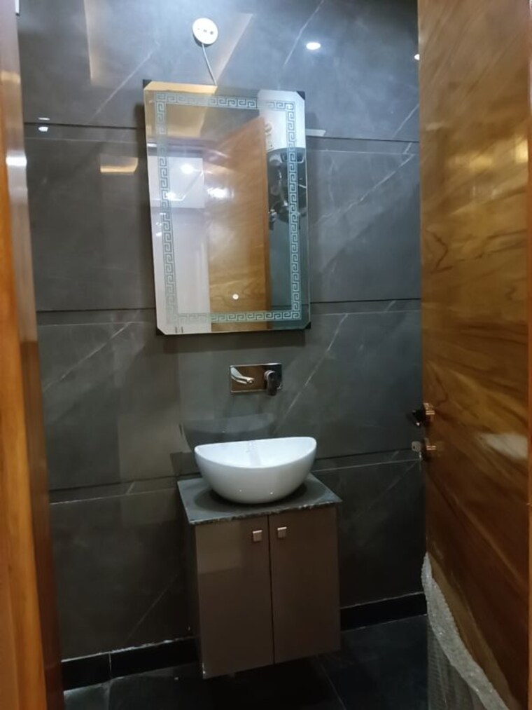 Bathroom, meenakshi garden 3 Bedroom 1800 Sq.Ft. Builder Floor In Meenakshi Garden Delhi 9949978