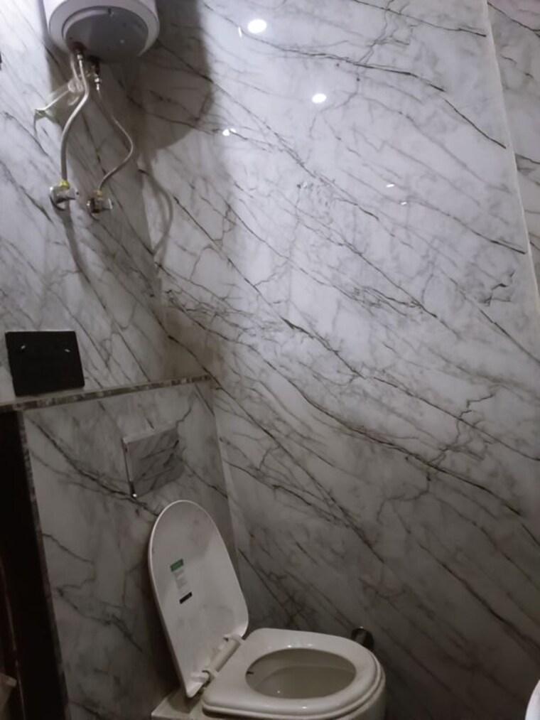 Bathroom, meenakshi garden 3 Bedroom 1800 Sq.Ft. Builder Floor In Meenakshi Garden Delhi 9949978