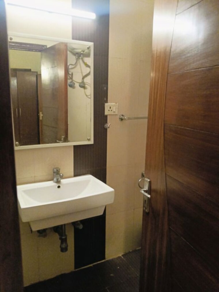 Bathroom, safdarjung development area 3 Bedroom 1650 Sq.Ft. Builder Floor In Safdarjung Development Area Delhi 9950116