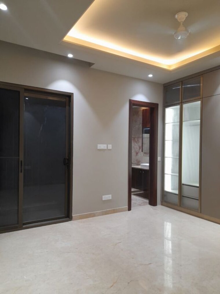 Room, shivalik colony 3 Bedroom 200 Sq.Yd. Builder Floor In Shivalik Colony Delhi 9950160