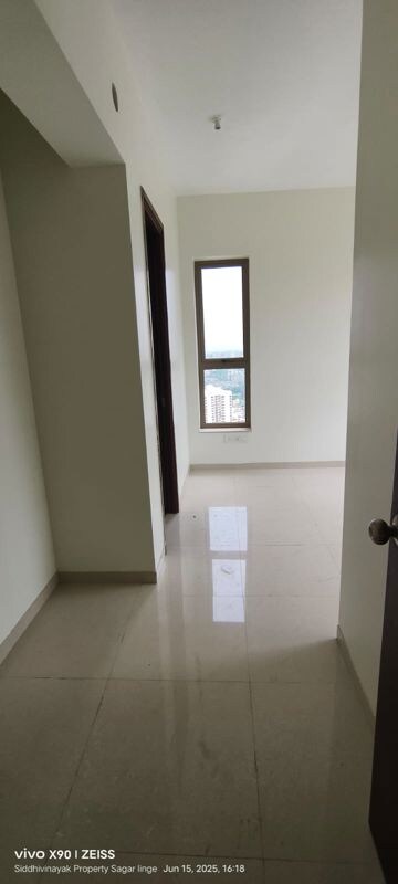 Room in 1 BHK Apartment at Kalpataru Immensa, Kolshet Road – for Sale