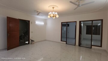 Room in 3 BHK Builder Floor at Vasant Kunj – for Rent
