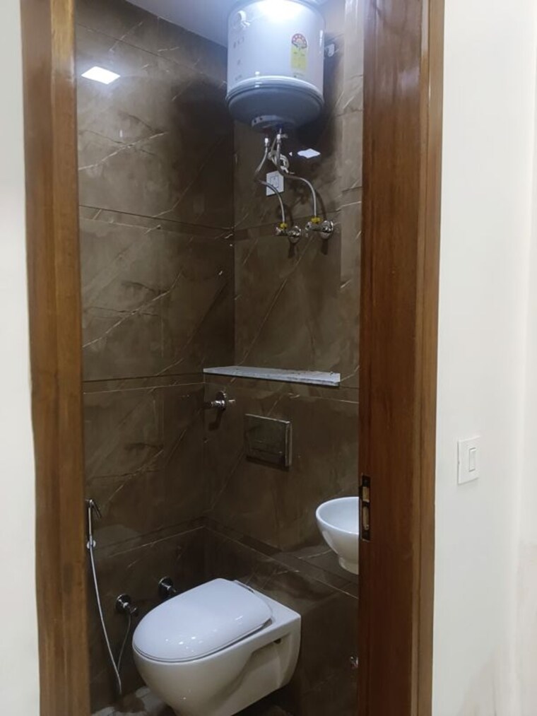 Bathroom, virender nagar 3 Bedroom 1500 Sq.Ft. Builder Floor In Virender Nagar Delhi 9950391