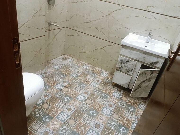 Bathroom, virender nagar 3 Bedroom 1500 Sq.Ft. Builder Floor In Virender Nagar Delhi 9950391