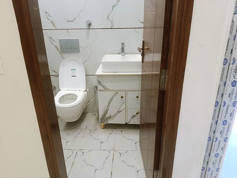 Bathroom, virender nagar 3 Bedroom 1500 Sq.Ft. Builder Floor In Virender Nagar Delhi 9950391