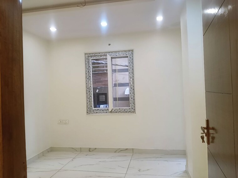 Room, virender nagar 3 Bedroom 1500 Sq.Ft. Builder Floor In Virender Nagar Delhi 9950391