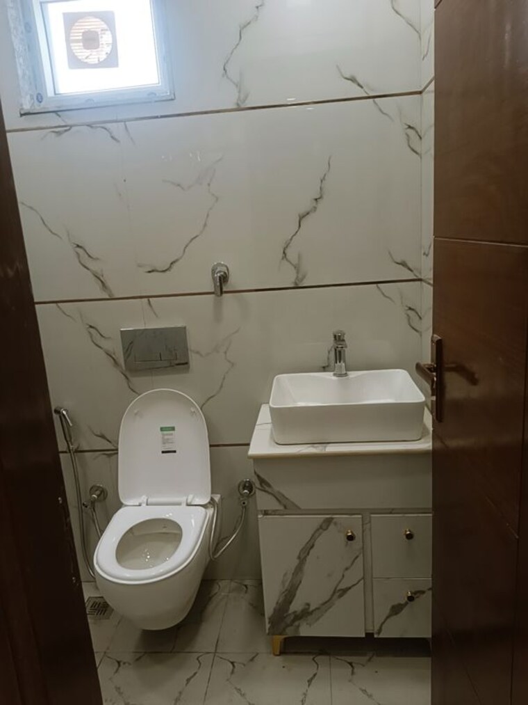 Bathroom, virender nagar 3 Bedroom 1500 Sq.Ft. Builder Floor In Virender Nagar Delhi 9950391