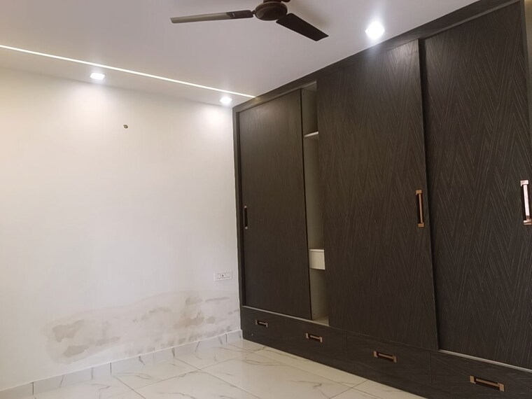 Room, virender nagar 3 Bedroom 1500 Sq.Ft. Builder Floor In Virender Nagar Delhi 9950391