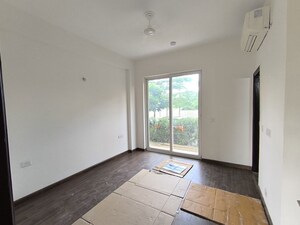 Room in 4 BHK Builder Floor at BPTP Amstoria, Sector 102 – for Rent