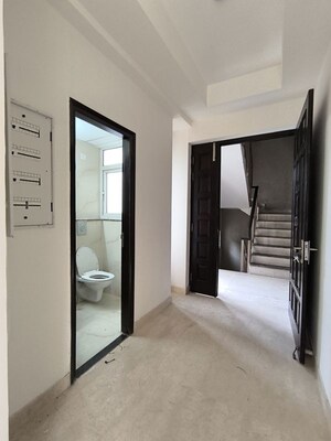 Room in 4 BHK Builder Floor at BPTP Amstoria, Sector 102 – for Rent