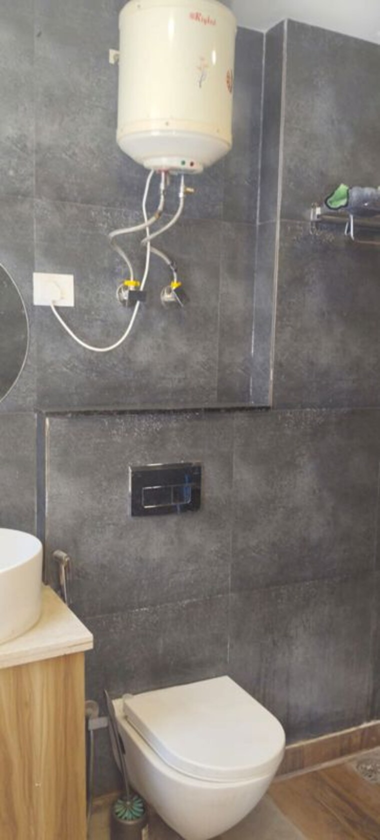 Bathroom, east of kailash 3 Bedroom 125 Sq.Ft. Builder Floor In East Of Kailash Delhi 9950609