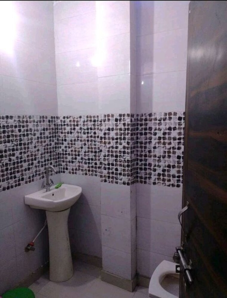 Bathroom, sector 18 dwarka 4 Bedroom 2135 Sq.Ft. Builder Floor In Sector 18 Dwarka Delhi 9950613