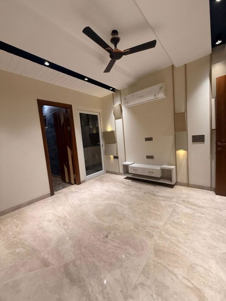 Room, tilak nagar 3 Bedroom 1800 Sq.Ft. Builder Floor In Tilak Nagar Delhi 9950710