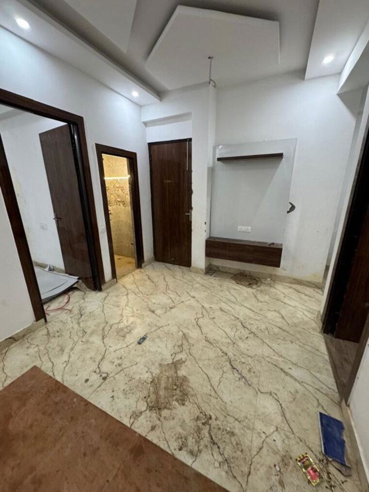 Room, sector 73 1 Bedroom 615 Sq.Ft. Builder Floor In Sector 73 Noida 9950490