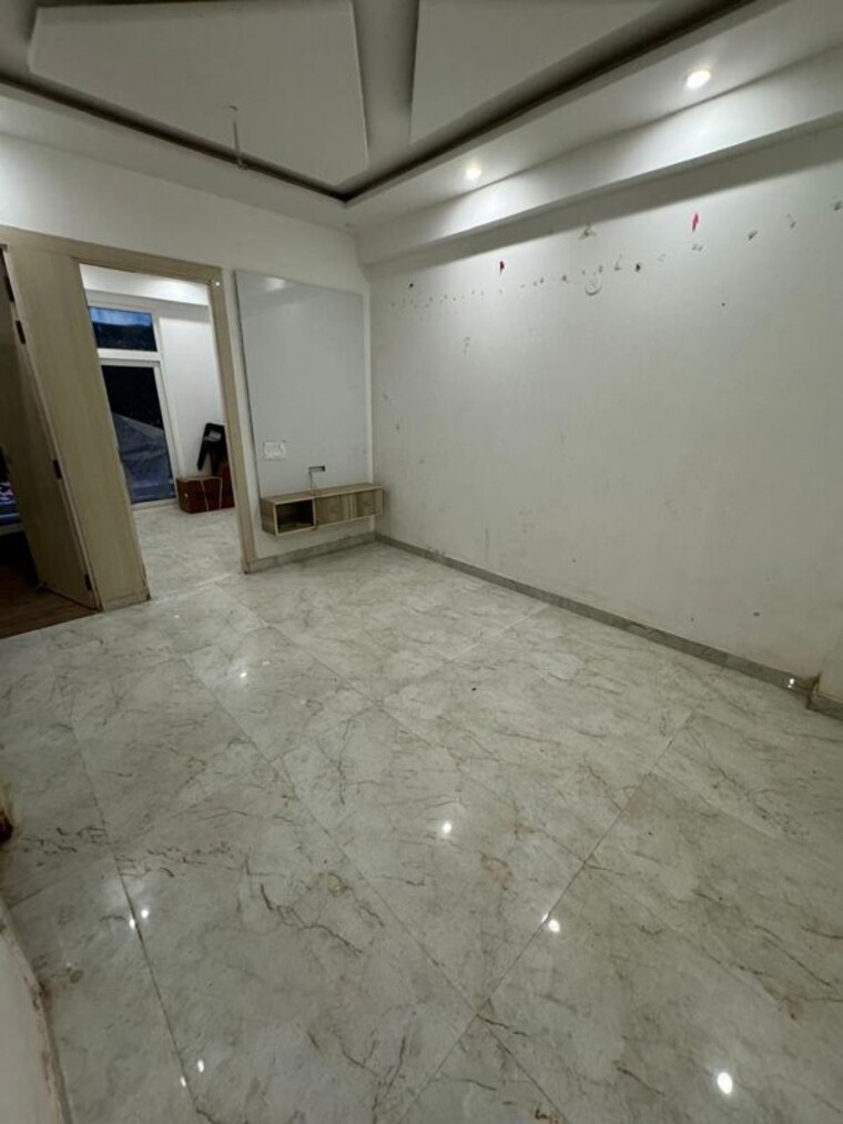 Room, sector 73 1 Bedroom 615 Sq.Ft. Builder Floor In Sector 73 Noida 9950490