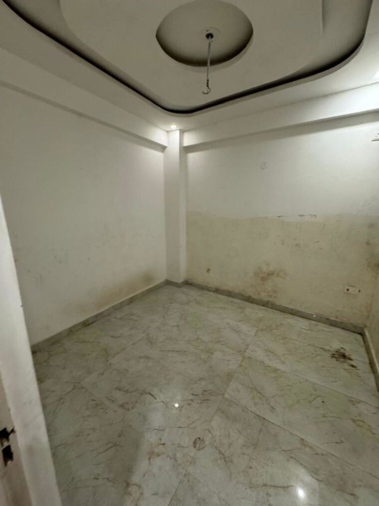 Room, sector 73 1 Bedroom 615 Sq.Ft. Builder Floor In Sector 73 Noida 9950490
