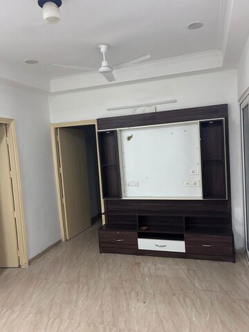 Room in 2 BHK Apartment at Gaur City 2 - 14th Avenue, Sector 16c Greater Noida – for Rent