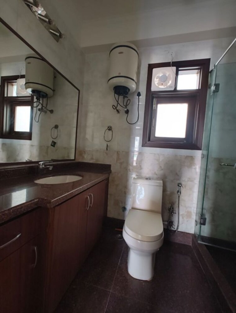 Bathroom, nehru enclave 3 Bedroom 200 Sq.Yd. Builder Floor In Nehru Enclave Delhi 9951327